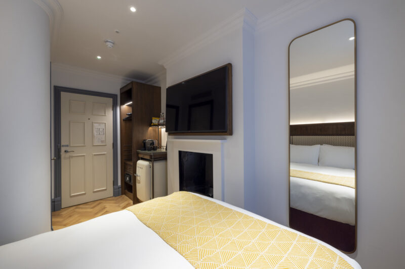 classic quarters hotel bedroom