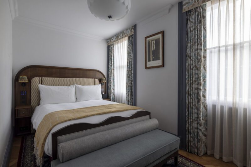 deluxe quarters hotel bedroom bertrands townhouse